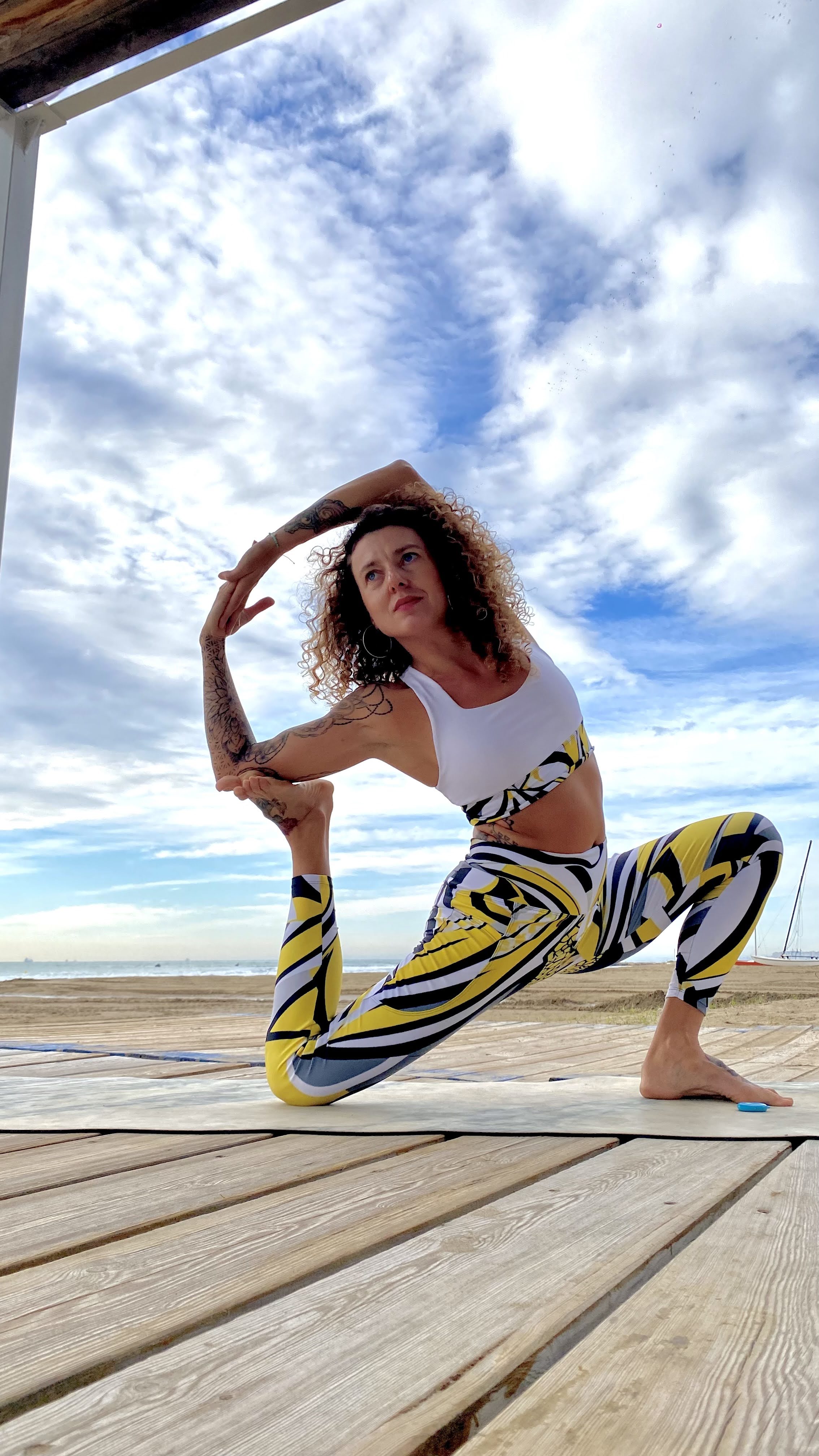 Jazzy Lemon Drop Geometric Women's Fitted Leggings