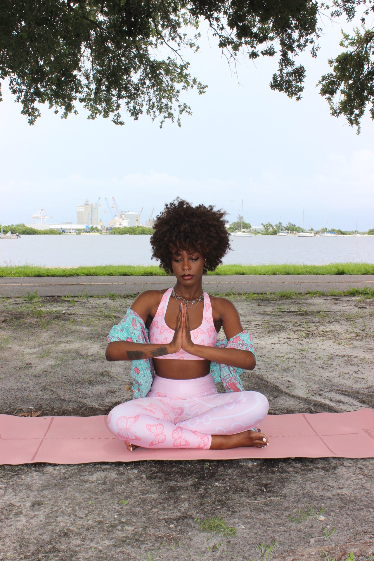 Pink butterflies-Lightweight Compression Racerback Sports Bra