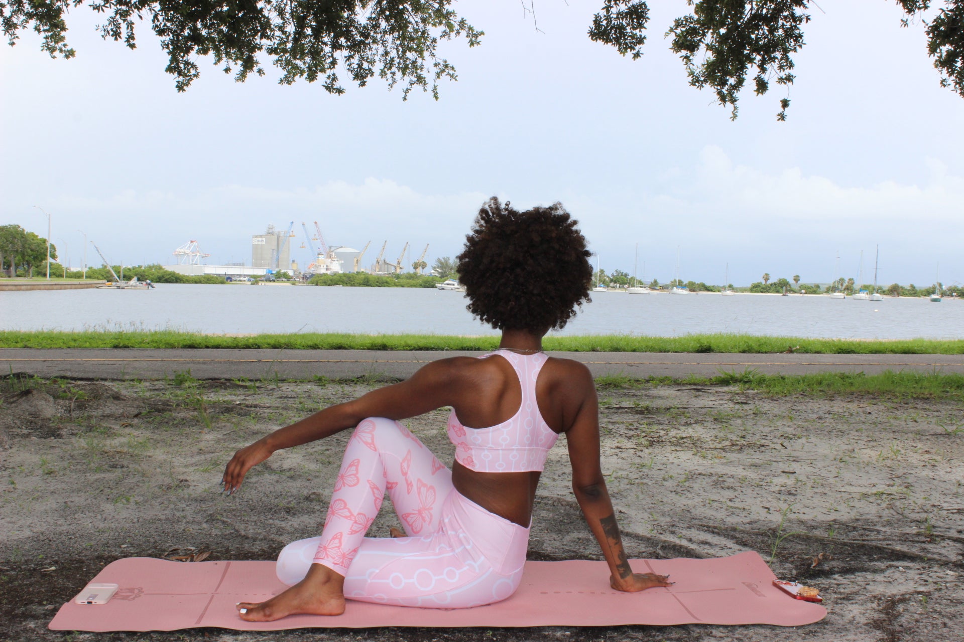 Pink butterflies-Lightweight Compression Racerback Sports Bra