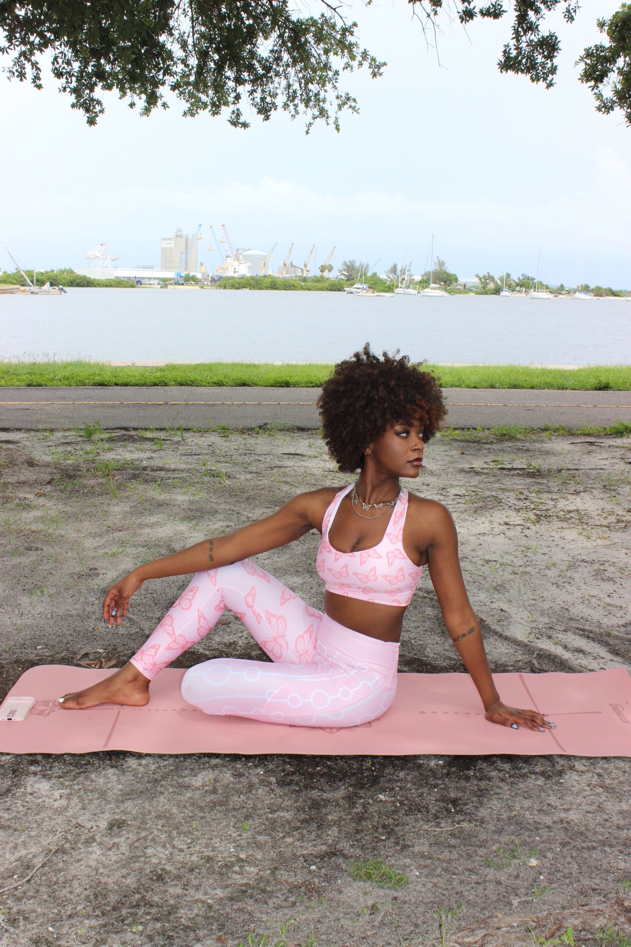 Pink butterflies-Lightweight Compression Racerback Sports Bra