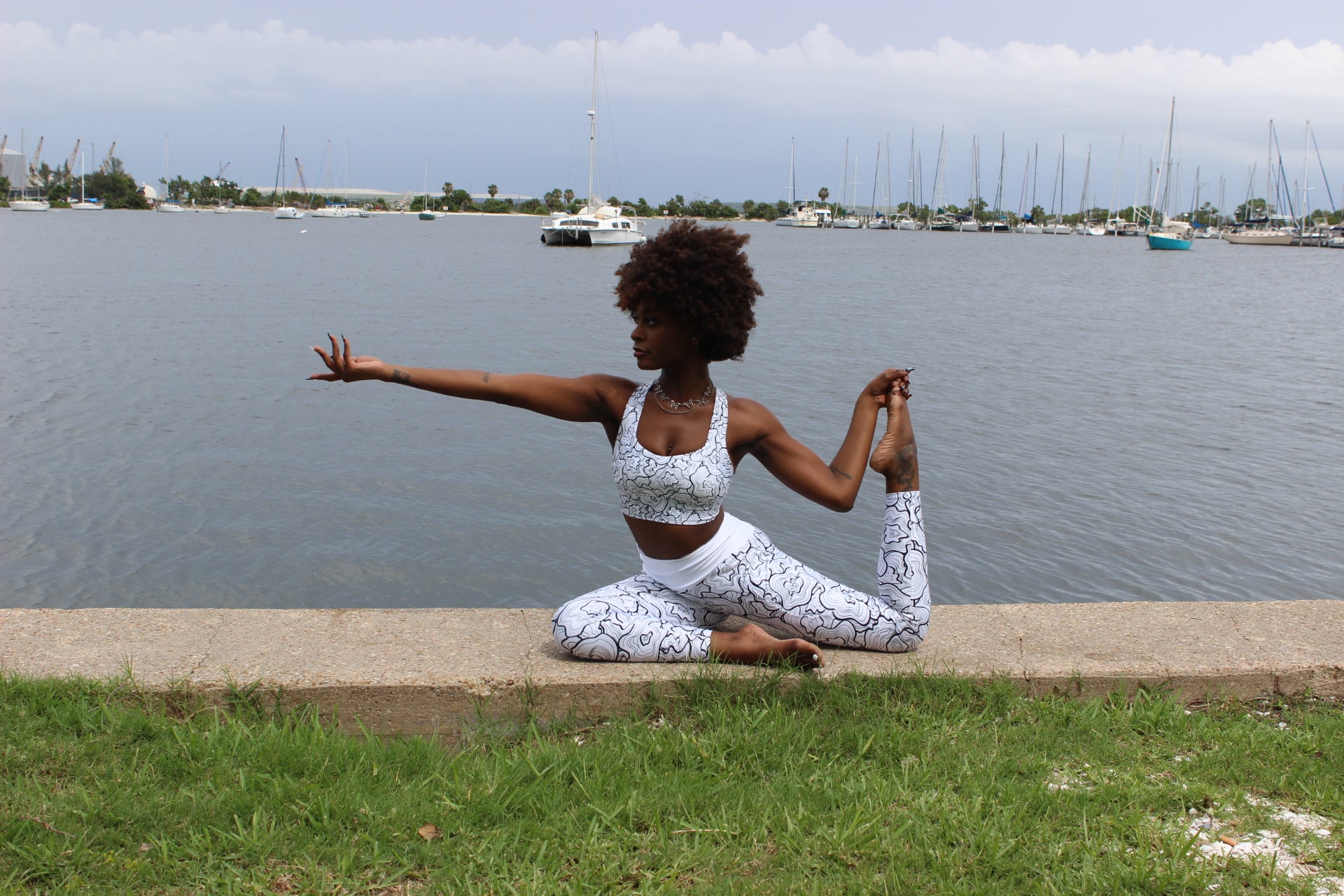 Abstract flower Power-Sustainable Racerback Sports Bra for Maximum Support