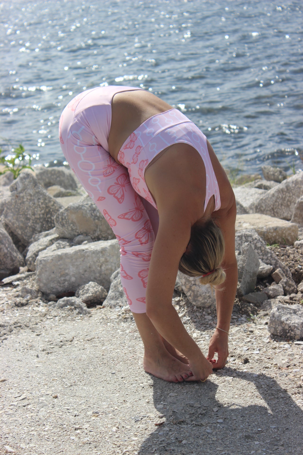 Pink butterflies-Lightweight Compression Racerback Sports Bra