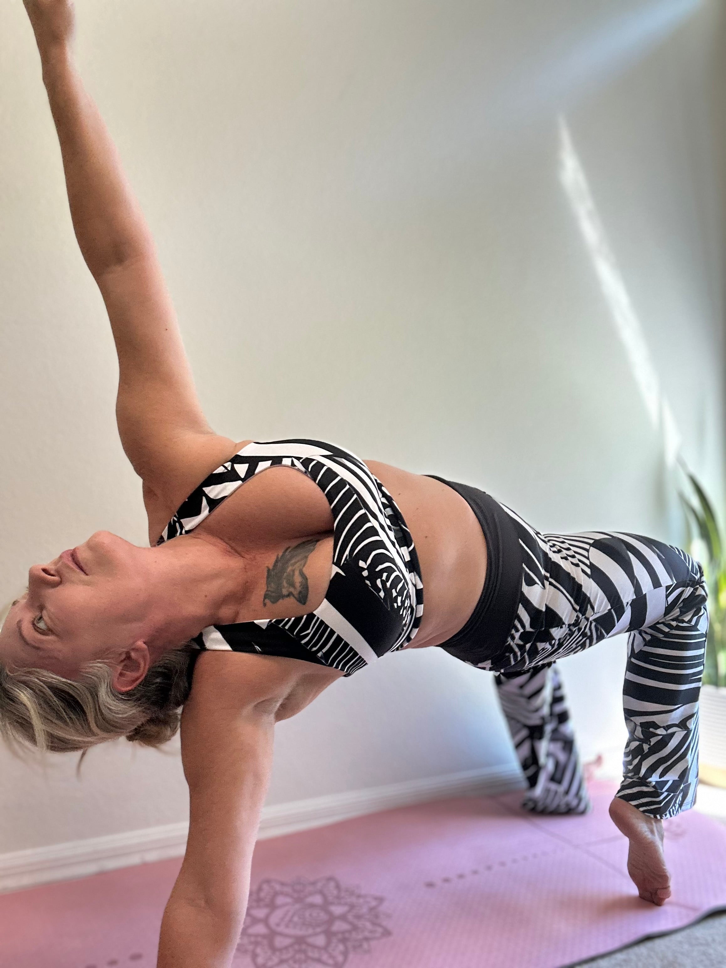 Geometric Flare Yoga Leggings – Eclectic Electric